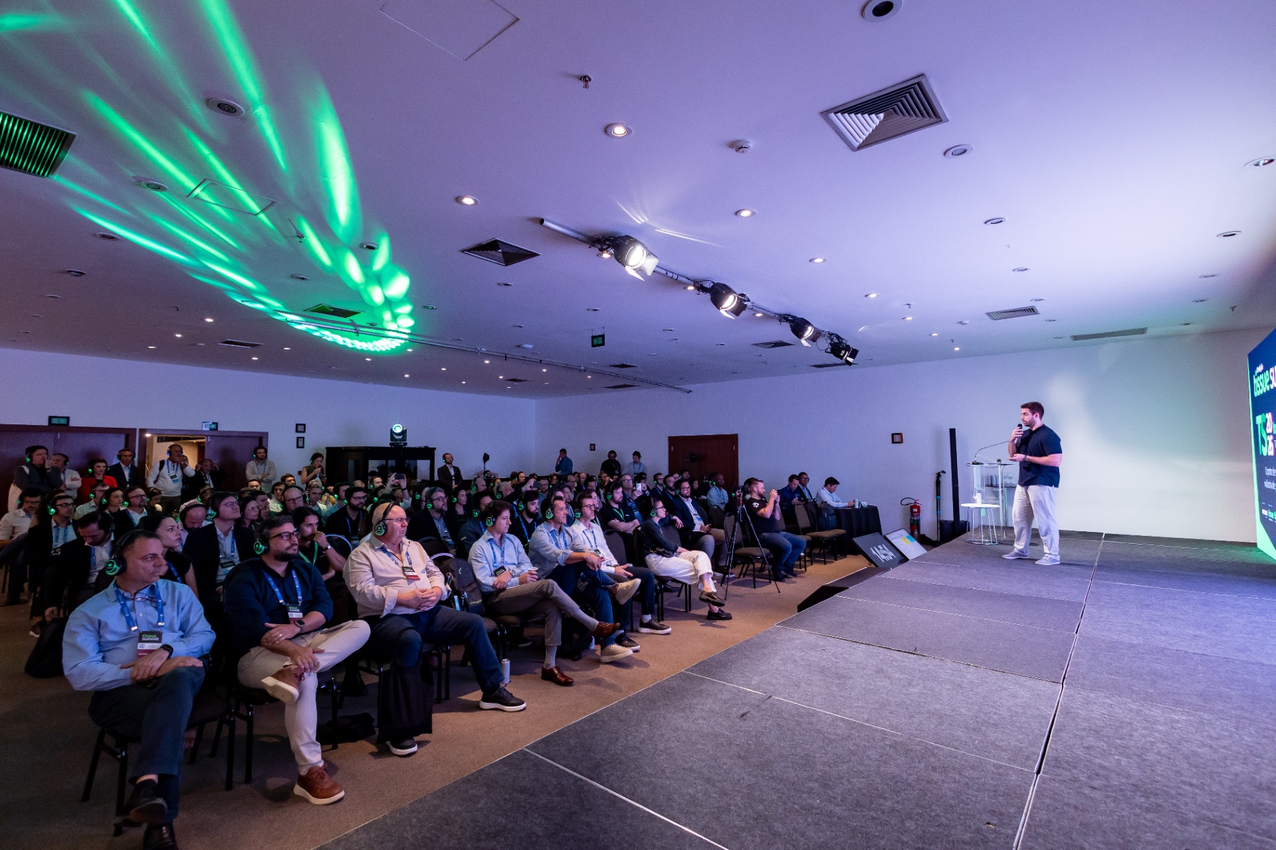 Auditório com participantes durante a conferência