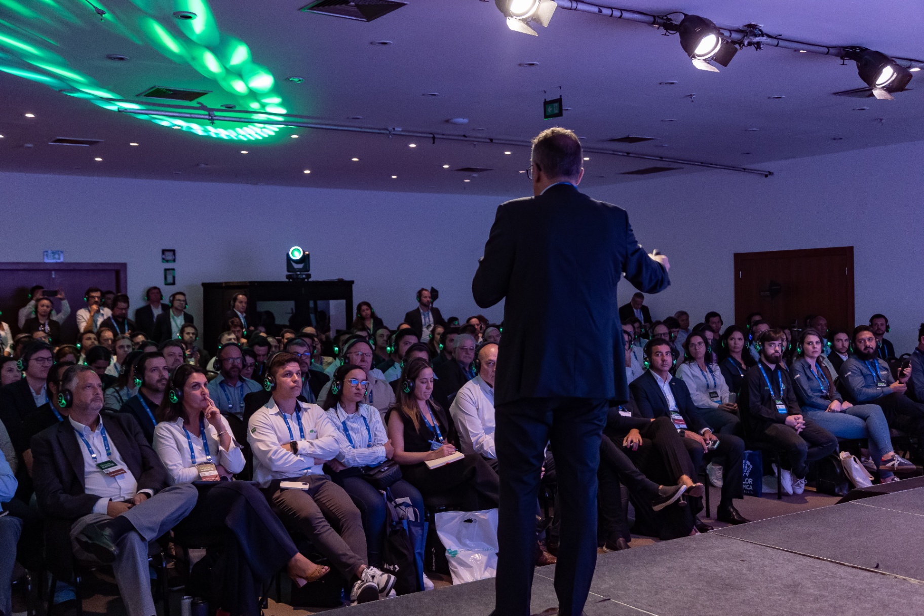 Palestrante no palco do Tissue Summit Brasil