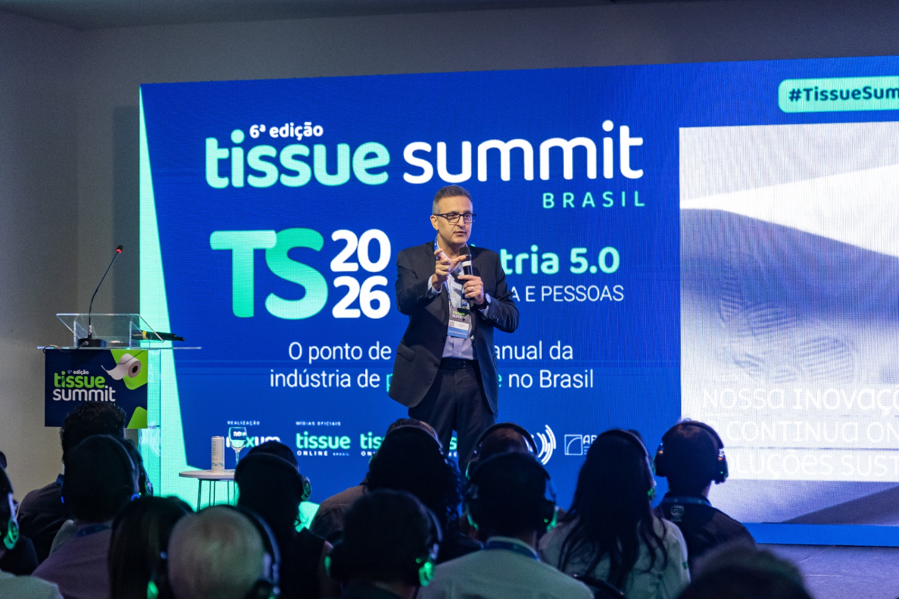 Palestra com painel principal ao fundo