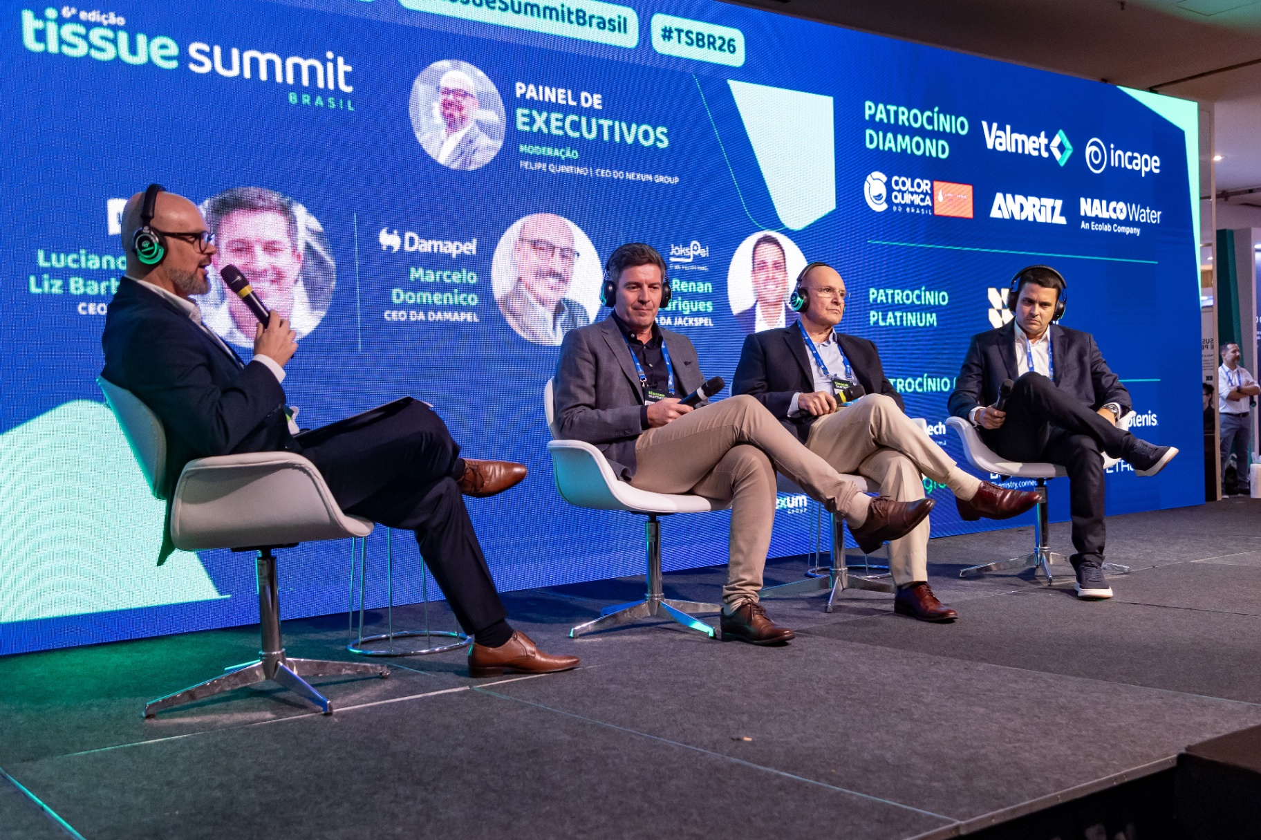 Painel de executivos no palco principal