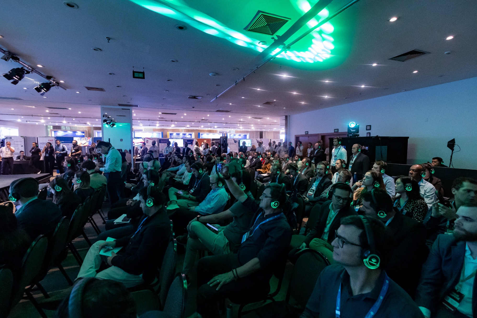 Público usando headsets de tradução simultânea