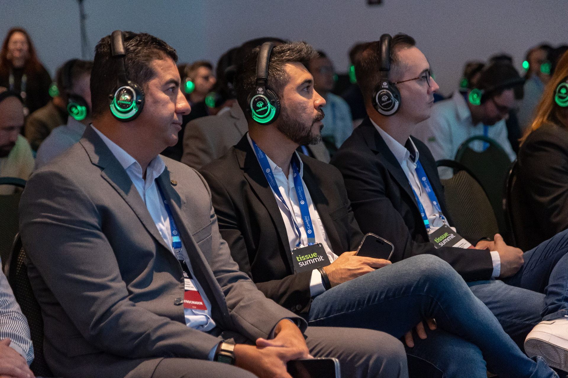 Participantes com headsets verdes durante a palestra